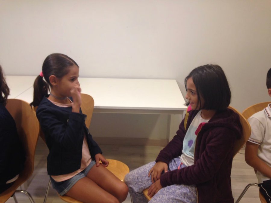 Niñas en clase de inglés Kids en WalkIdiomas