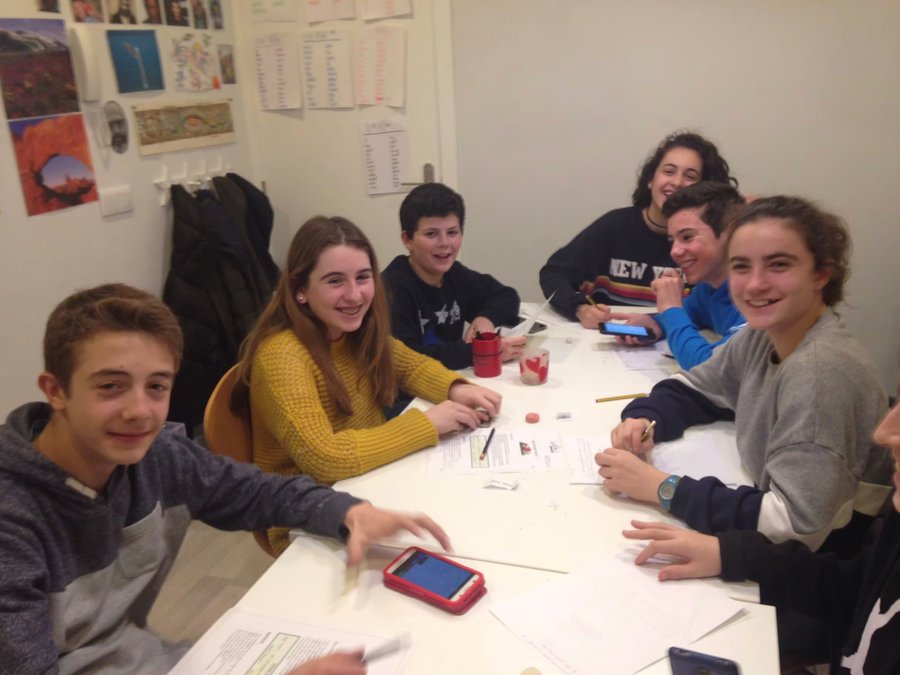 Adolescentes en clase de inglés en WalkIdiomas