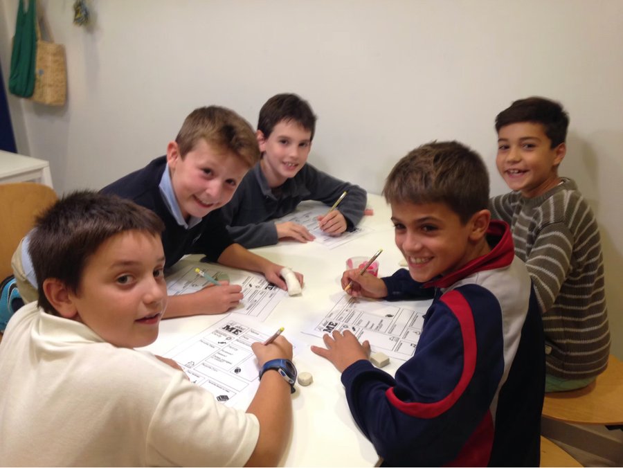 Alumnas haciendo la prueba de nivel de francés en WalkIdiomas
