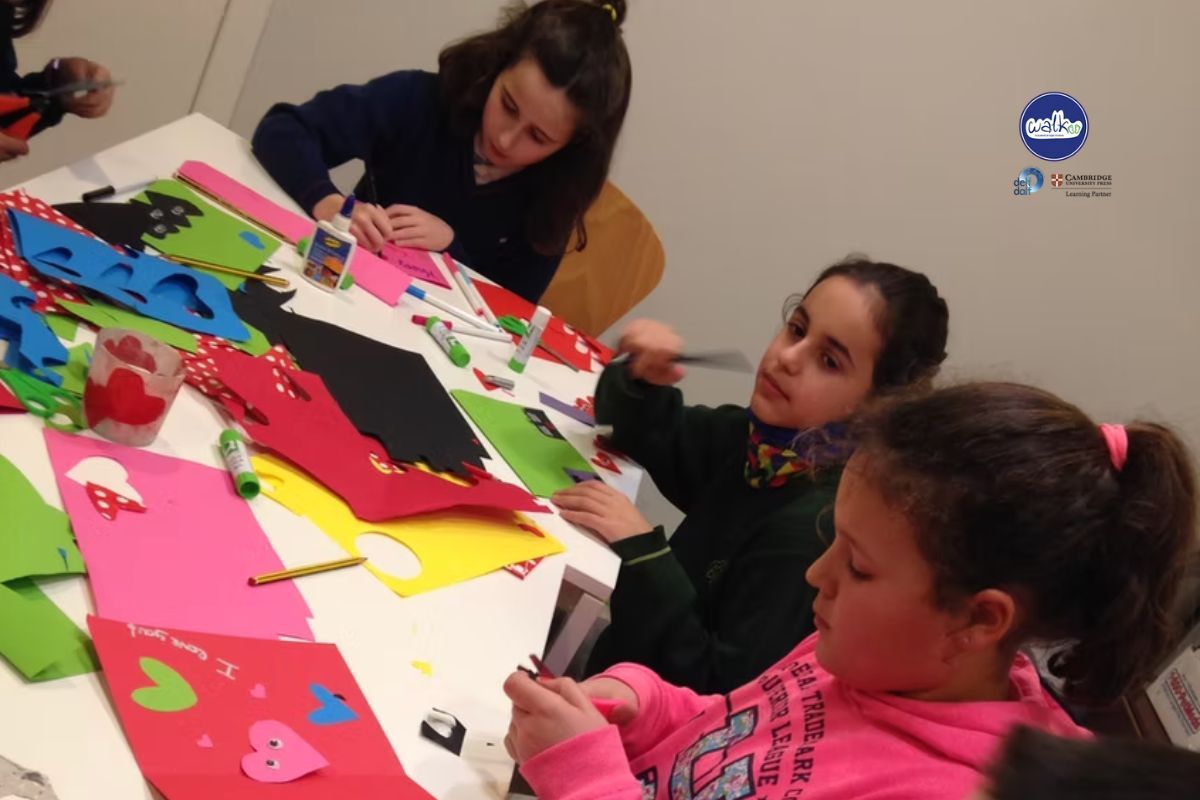 Alumnas de WalkIdiomas en una actividad de manualidades